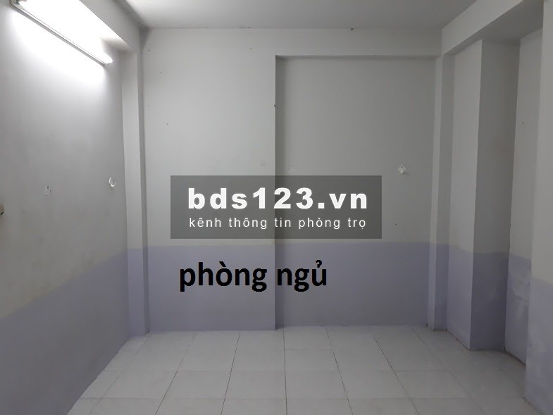 CHO NAM THUÊ PHÒNG 40m2 .(hiện nay tôi còn 1 phòng trọ tại q4) giá thuê 3tr 1 tháng. Phòng rộng sạch đẹp