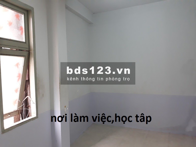 CHO NAM THUÊ PHÒNG 40m2 .(hiện nay tôi còn 1 phòng trọ tại q4) giá thuê 3tr 1 tháng. Phòng rộng sạch đẹp