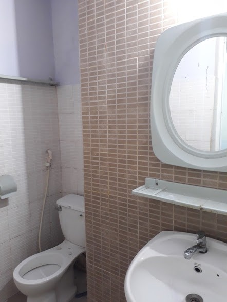 CHO NAM THUÊ PHÒNG 40m2 .(hiện nay tôi còn 1 phòng trọ tại q4) giá thuê 3tr 1 tháng. Phòng rộng sạch đẹp