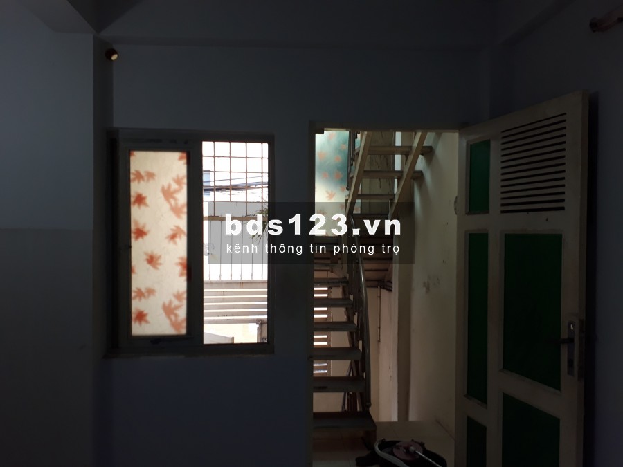 CHO NAM THUÊ PHÒNG 40m2 .(hiện nay tôi còn 1 phòng trọ tại q4) giá thuê 3tr 1 tháng. Phòng rộng sạch đẹp