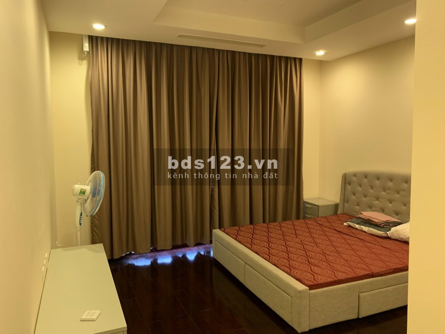 Bán căn hộ 88.3m2 dự án Royal City, view sân vườn và bể bơi, giá 3.6 tỷ Lh C.Phương: 0343951063