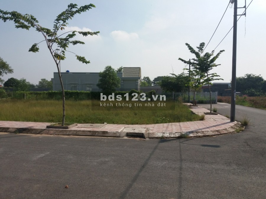Cần bán nhà 5x20 nằm trên đường tỉnh lộ DT 826, chiết khấu 1 cây vàng