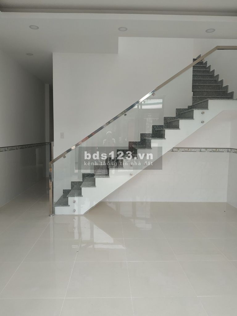 Nhận ngay nhà ở 1 trệt 1 lầu gần chợ Bình Chánh chỉ từ 800 triệu/ căn