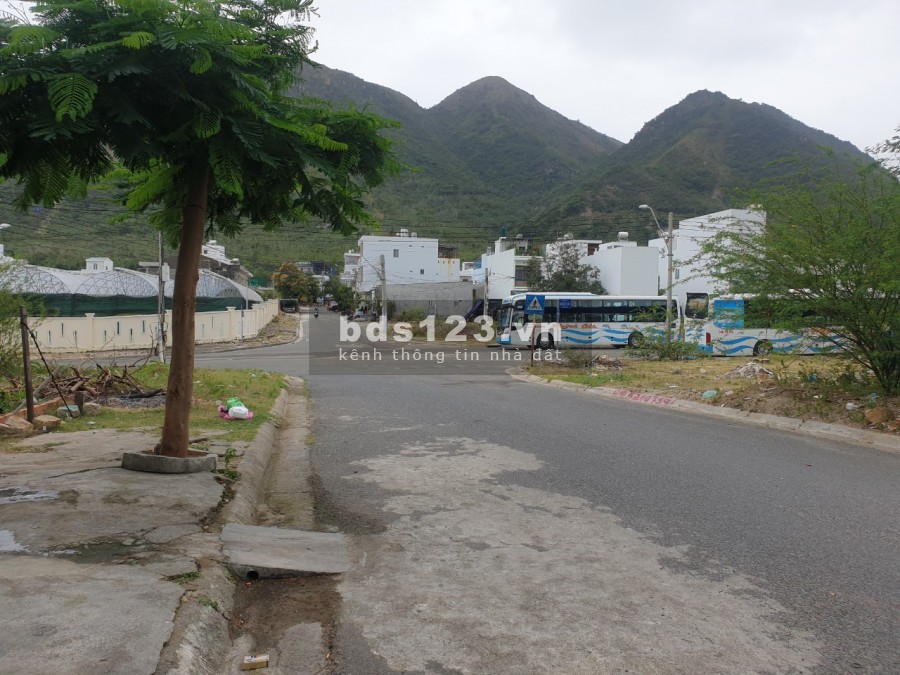 Bán đất mặt tiền đường Trần Khát Chân Phường Vĩnh Hoà Nha Trang 82m2 (ngang 4.5m)