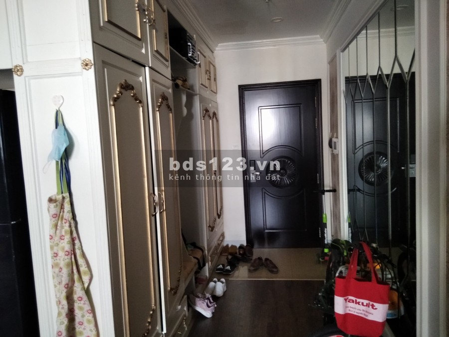 Chuyển nhượng căn hộ 101.8m2 tòa R4 chung cư Royal City, view quảng trường và bể bơi, giá 3.9 tỷ