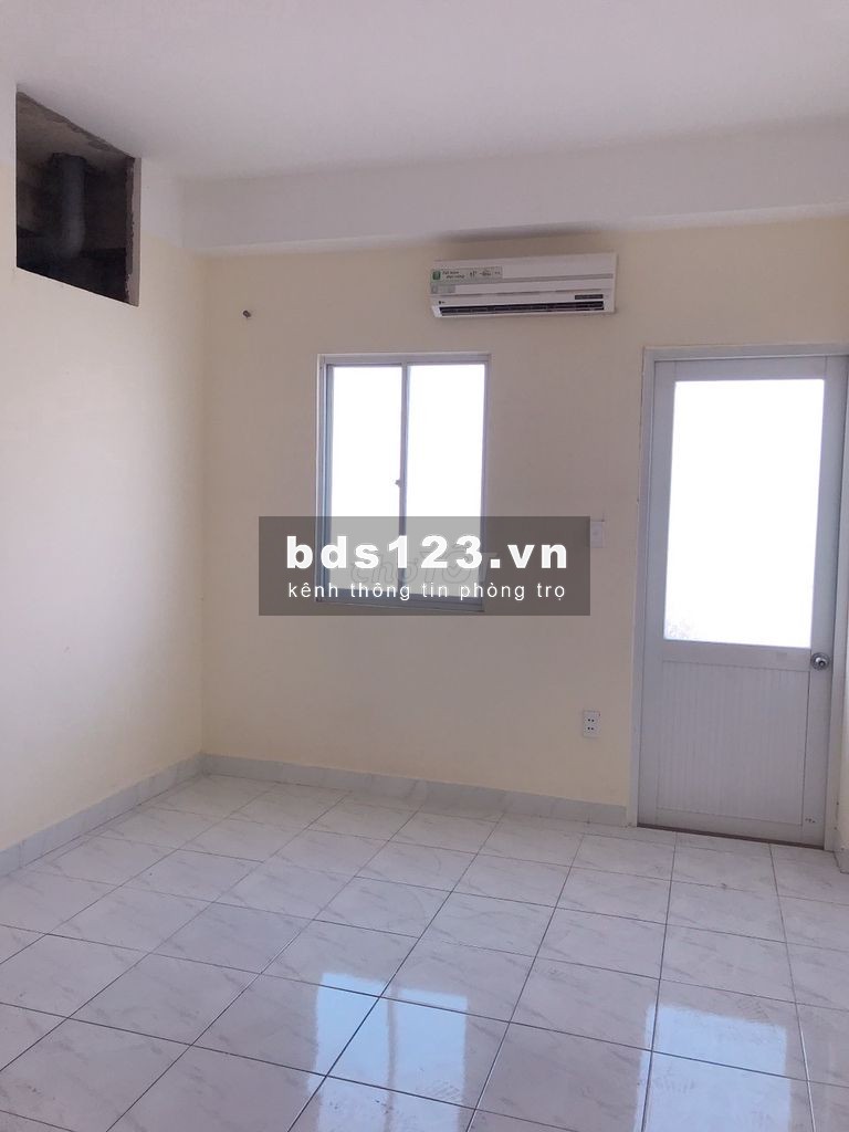 Phòng trọ đẹp nằm trong chung cư Q7 nội thất cơ bản bancông