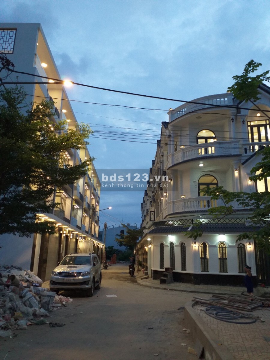 Biệt thự 3 mặt tiền giá 6,8 tỷ - Huỳnh Tấn Phát, Phú Xuân, Nhà Bè