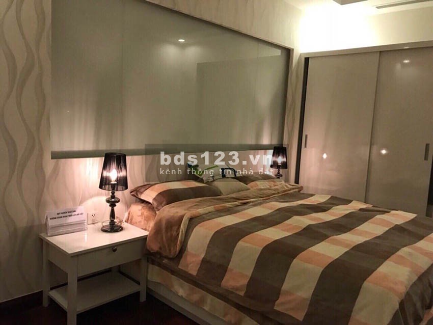 Bán gấp căn hộ 103m2 tòa R6 chung cư Royal City, ban công Đông Nam, giá 4.9 tỷ