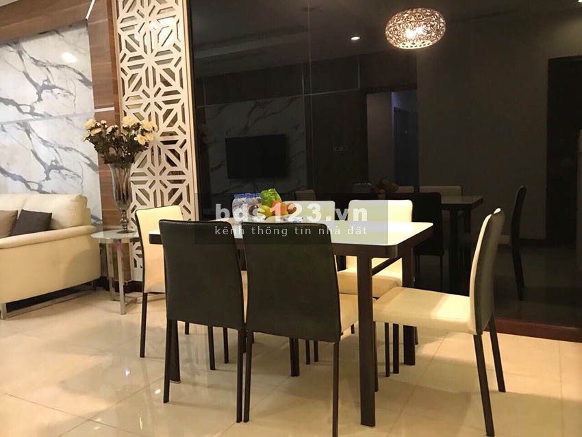 Bán gấp căn hộ 103m2 tòa R6 chung cư Royal City, ban công Đông Nam, giá 4.9 tỷ