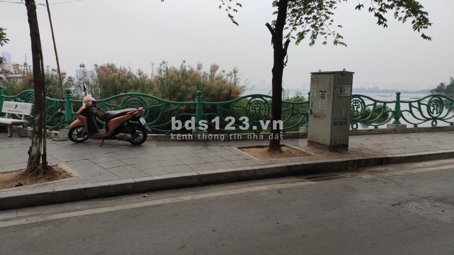 Bán nhà lô góc 5 tầng mặt phố Yên Hoa, mặt Hồ Tây 24m2 MT 4,2m giá 12 tỷ. LH 0912442669