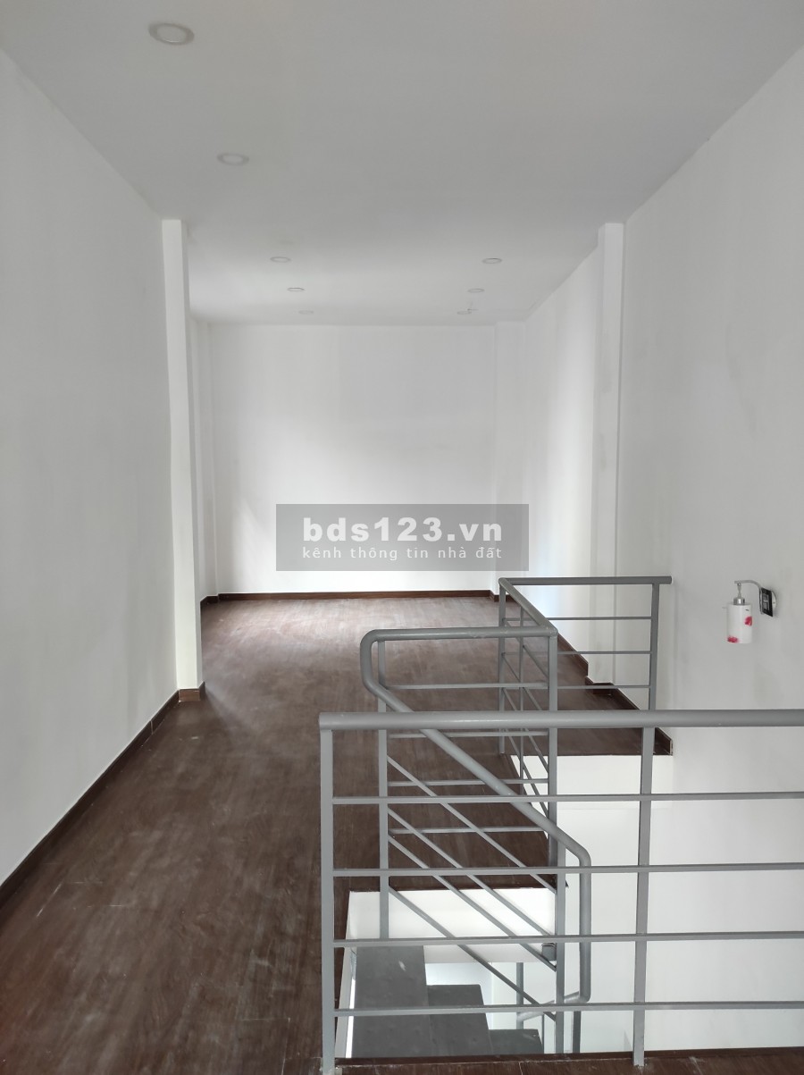 Nhà mới xây cho thuê nguyên căn 1 trệt 1 lầu hẻm xe tải vào được có cửa hông thuận tiện kinh doanh.