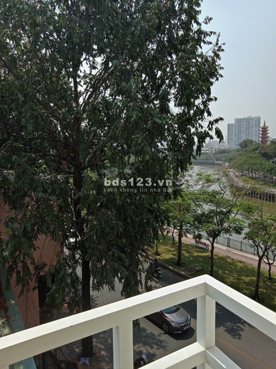 CHÍNH CHỦ CHO THUÊ PHÒNG BAN CÔNG NGAY TRƯỜNG SA- CẦU TRẦN KHÁNH DƯ