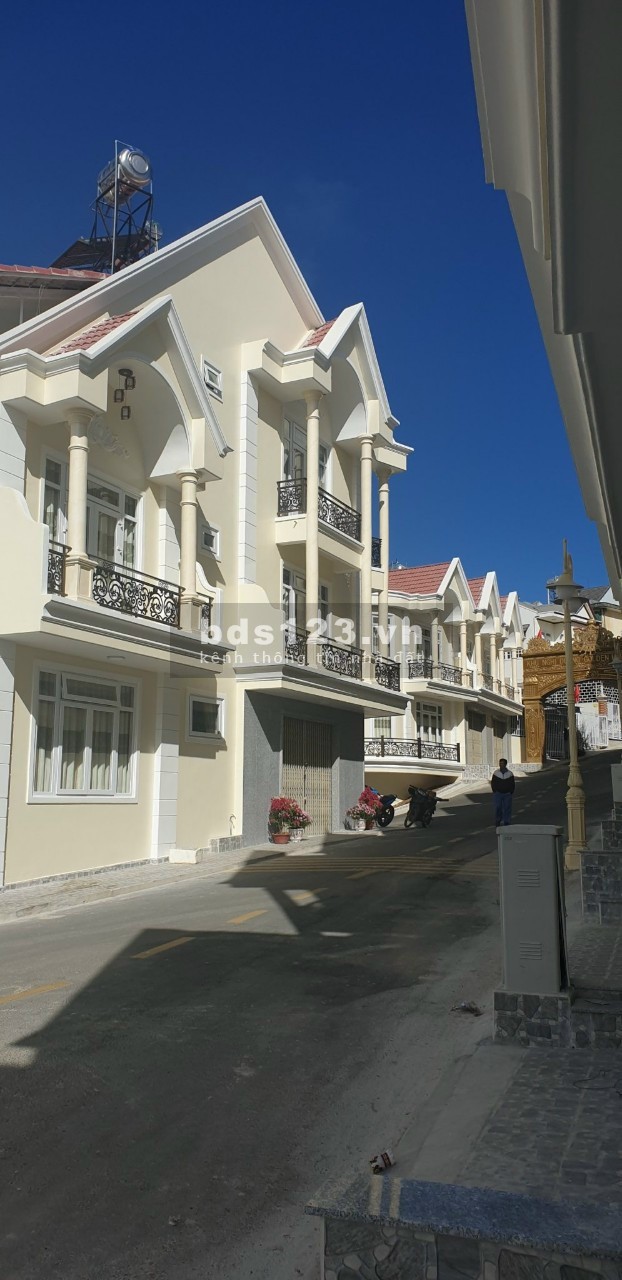 Nhà đất Đà Lạt cần bán nhà nằm khu nghĩ dưỡng nguyễn trung trực dân cư đông đúc an ninh tốt thuận tiển cho việc làm khu nghĩ dưỡng