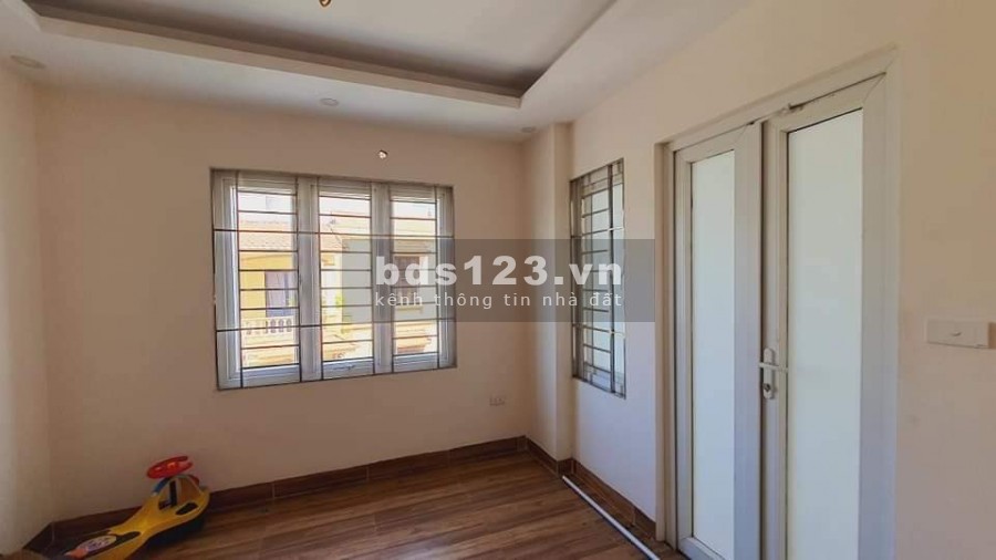 Mặt phố Nguyễn Trường Tộ giá 76 tỷ, DT 180m2, MT 7m, KD lớn