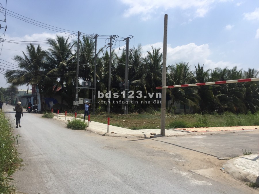 bán đất ngay chân cầu Xáng Bình Chánh. 90m2 - 15tr/m2