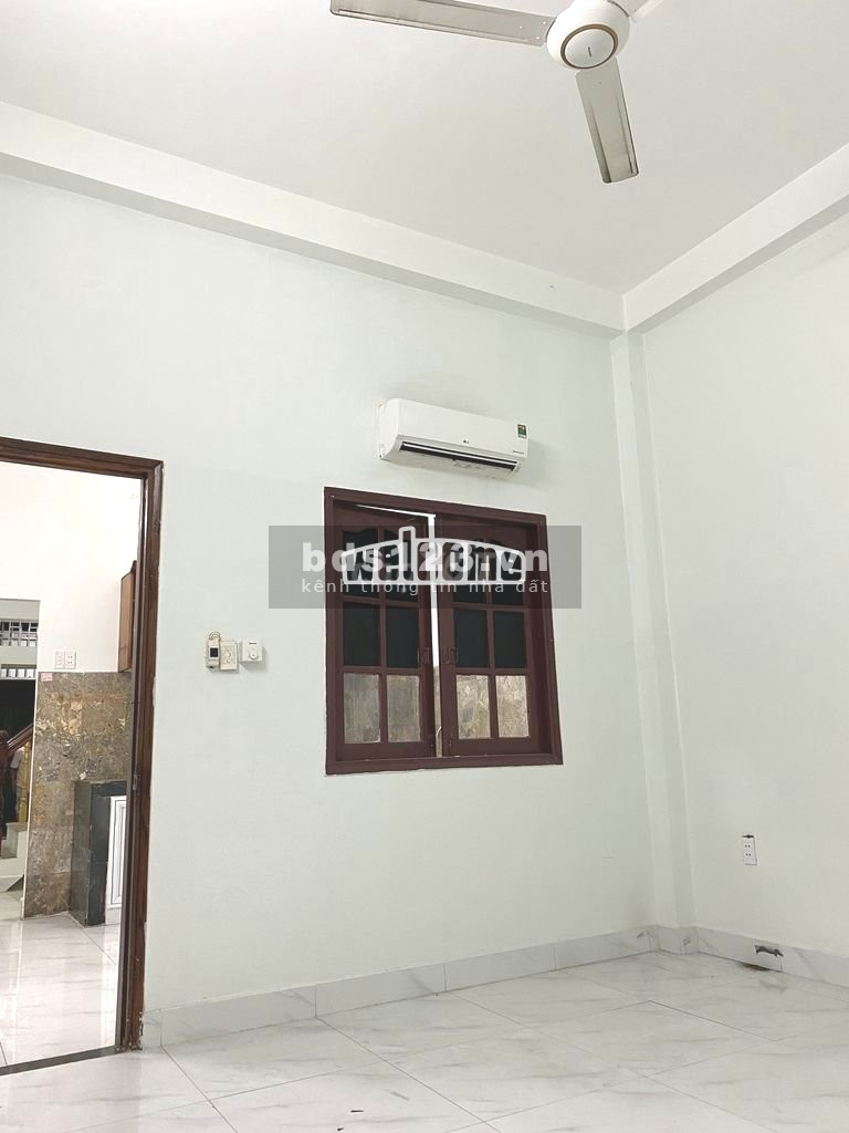 Cho thuê nhà 1 trệt 1 lầu 3 PN, hẻm xe tải Trường Chinh, P. 14, Q. Tân Bình. Giá 11 triệu / tháng