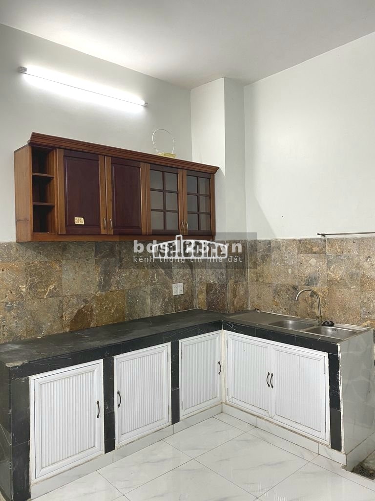 Cho thuê nhà 1 trệt 1 lầu 3 PN, hẻm xe tải Trường Chinh, P. 14, Q. Tân Bình. Giá 11 triệu / tháng