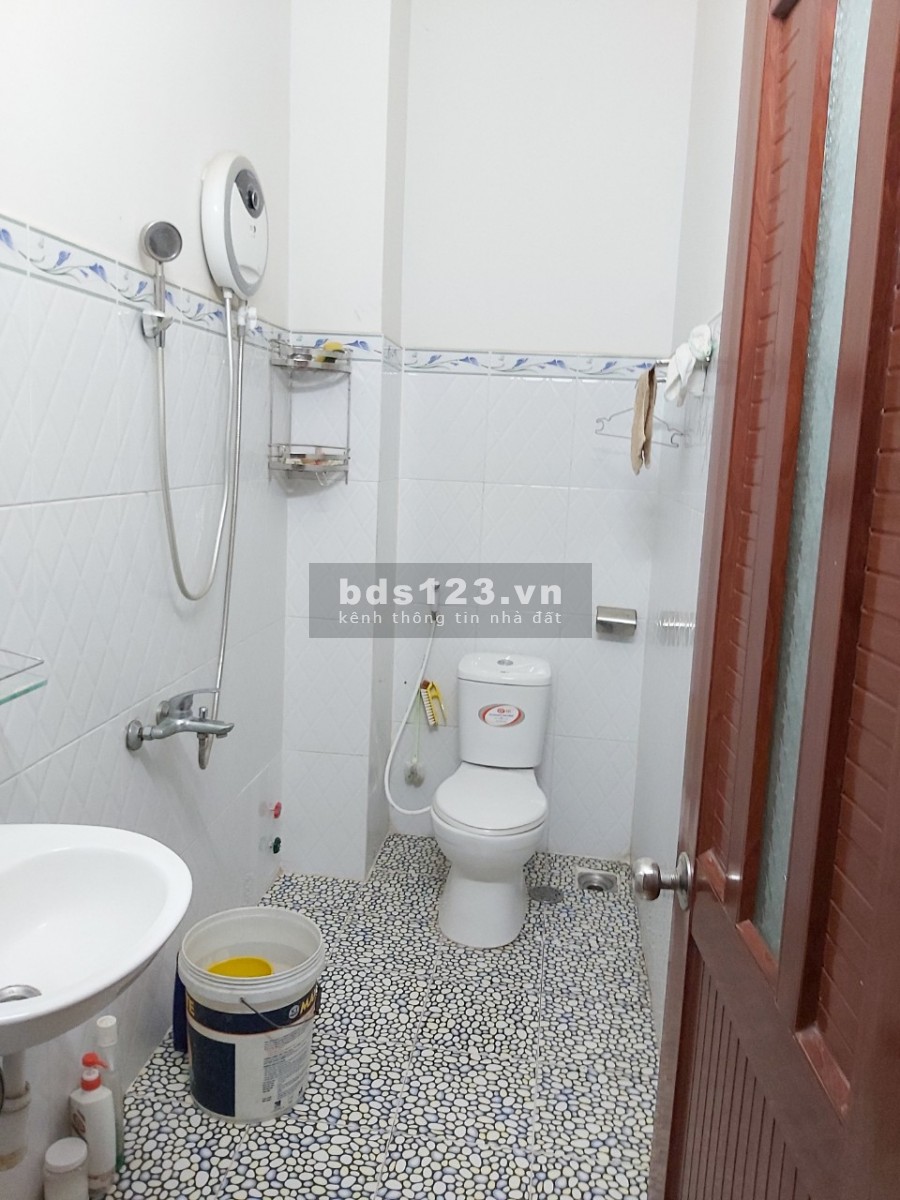 CHO THUÊ NHÀ CĂN GÓC, HẺM XE TẢI ( 6X11 m2) 9 tr/ 1 tháng