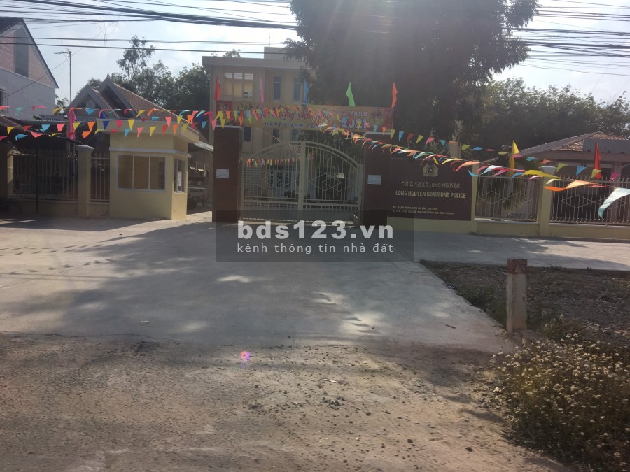 Cho thuê đất trống mặt tiền đường DT 749. Dt 10x30