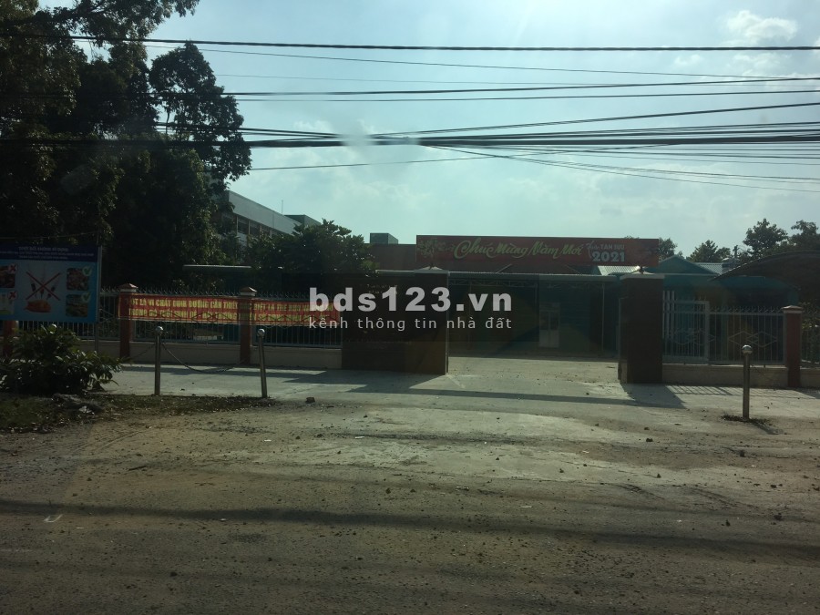 Cho thuê đất trống mặt tiền đường DT 749. Dt 10x30