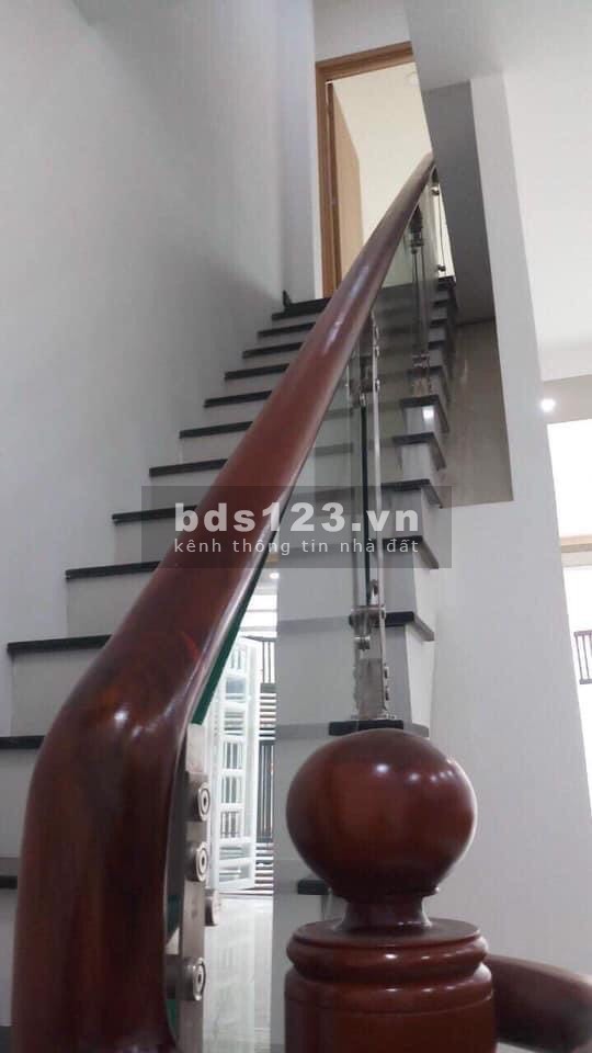 XE HƠI VÀO TẬN NHÀ MẶT TIỀN 4m 2 TẦNG NGAY TRUNG TÂM QUẬN 7 - GẦN SIÊU THỊ BIG C - GIÁ CHỈ 4.1 TỶ
