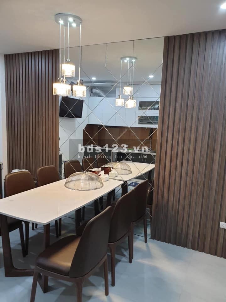 Bán gấp nhà Mặt phố Lê Thanh Nghị giá 17.9 tỷ, 52mx4T, nở hậu, KD lớn