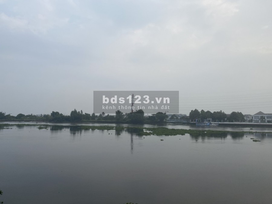Cần bán nhà đẹp sân vườn, sổ hồng chính chủ công chứng sang tên
