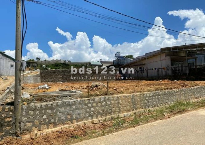 Cần bán đất Đà lạt Đất vuông vức, nằm ngay khu dân cư đông đúc.Thích hợp định cư lâu dài, kinh doanh, xây biệt thự, khách sạn