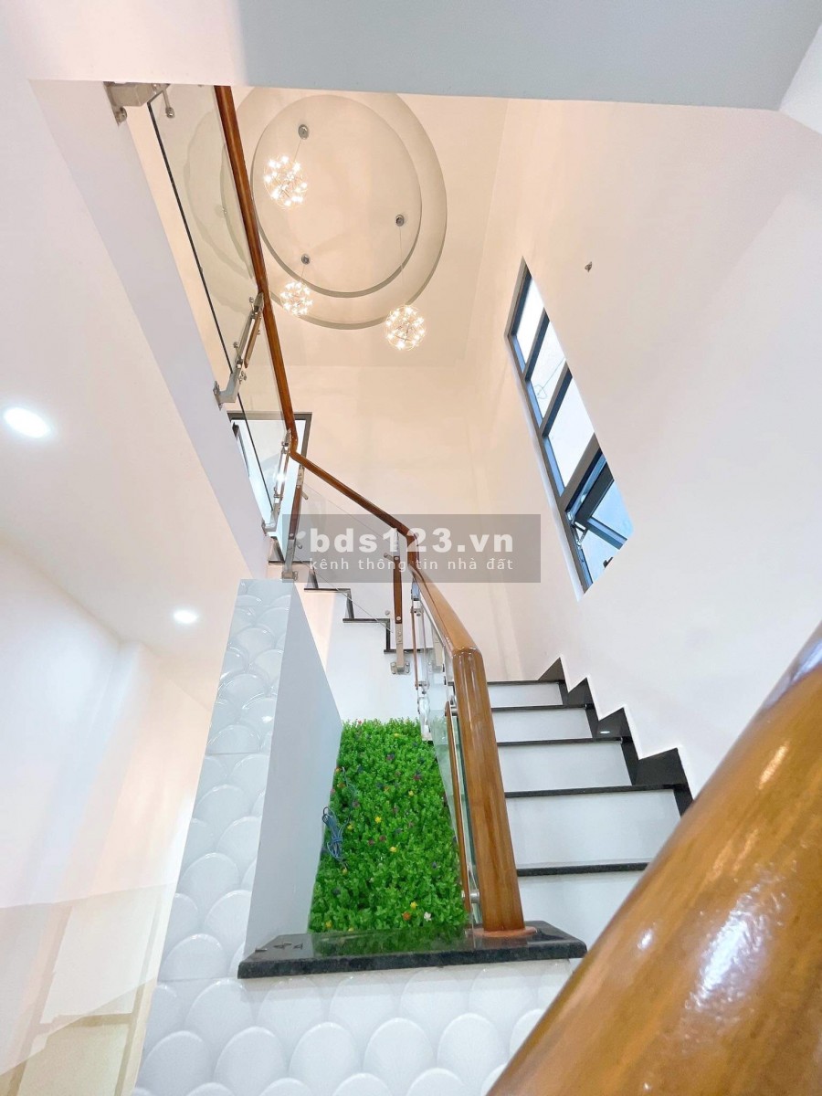 Nhà mới, nở hâu, 1lầu căn góc hẻm Chánh Hưng P9 Q8