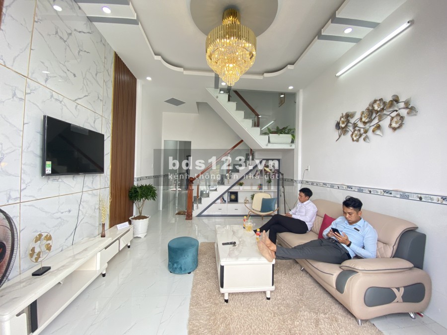 Bán gấp nhà ở Long An 60m2 sổ hồng riêng giá 860 triệu
