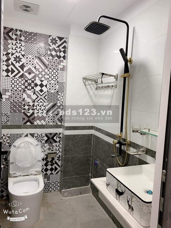 Nhà đẹp mới xây, ô tô đỗ trước cửa ngay phố Dịch Vọng, nhà 5t, giá nhỉnh 5 tỷ
