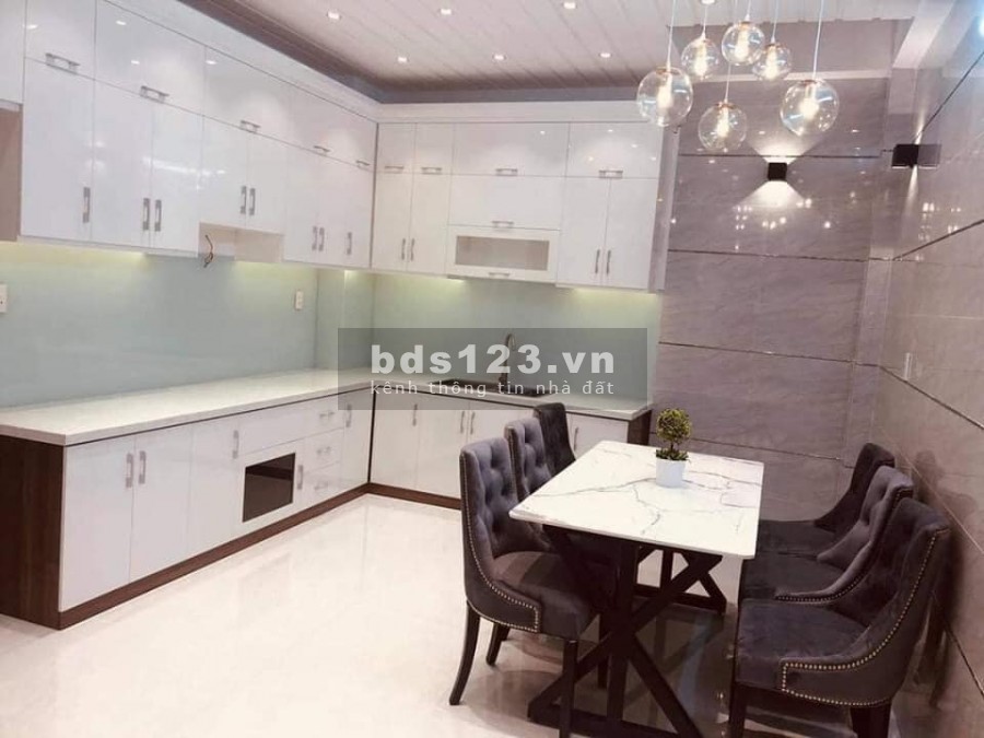 Bán nhà P.4 Tân Bình DT 53m2 3 Pn gần mặt tiền giá 5.3 tỷ