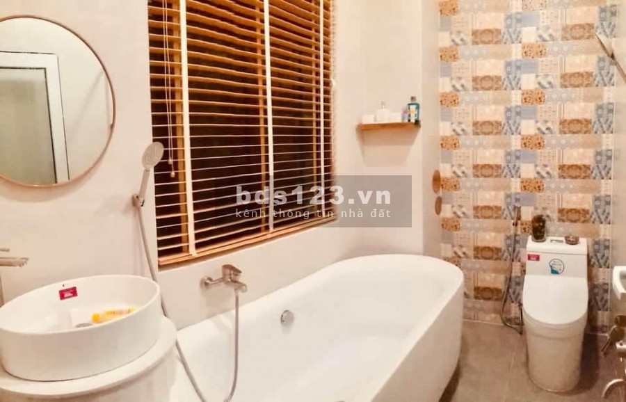 Bán nhà P.4 Tân Bình DT 53m2 3 Pn gần mặt tiền giá 5.3 tỷ