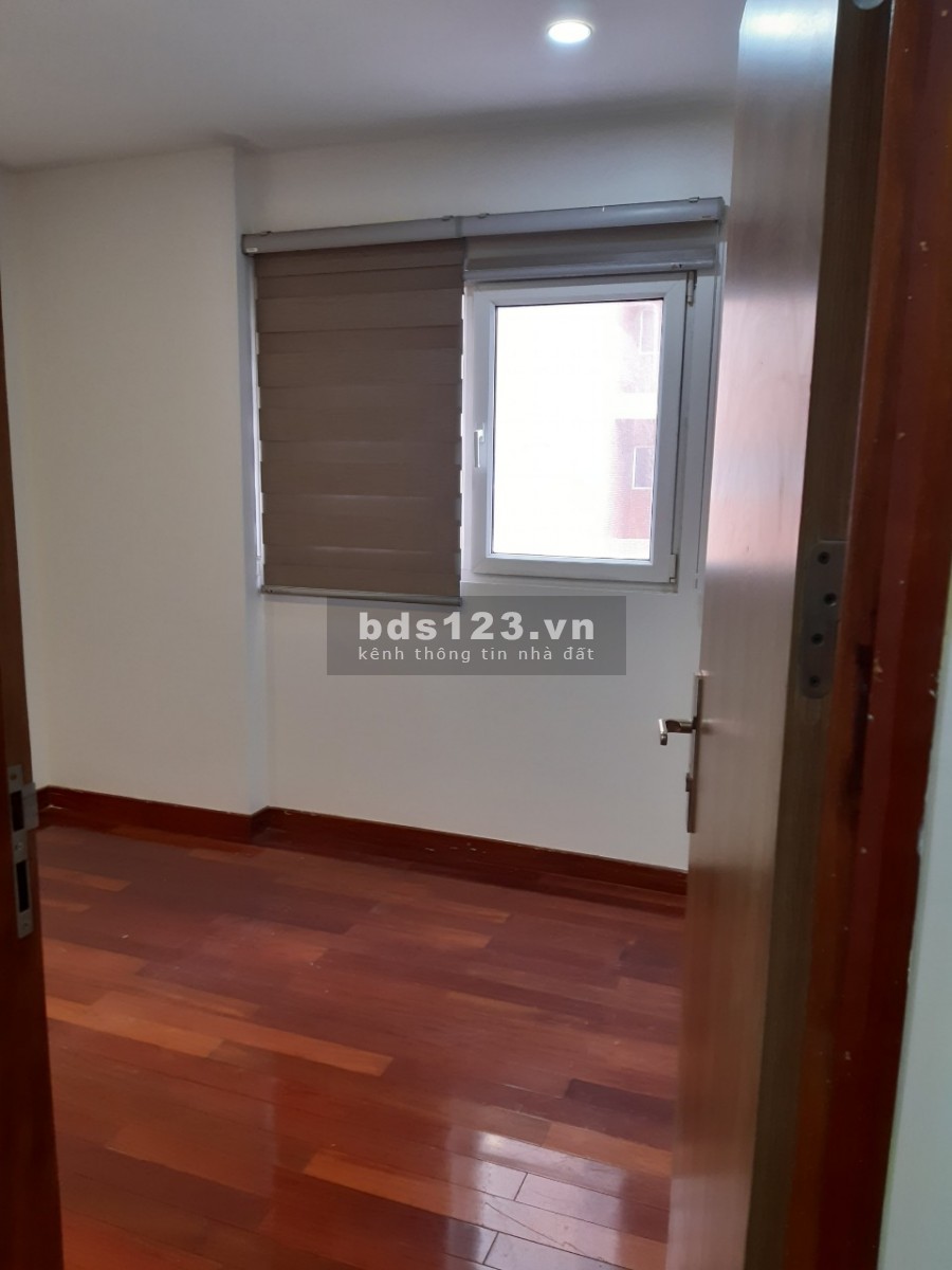 Bán căn góc ban công ĐN sổ đỏ 63m2 chung cư Nghĩa Đô đường Hoàng Quốc Việt