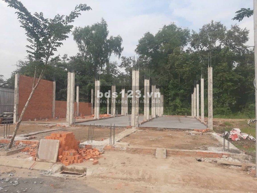 Cần bán nhà 5.5x20 nằm trên đường tỉnh lộ DT 826