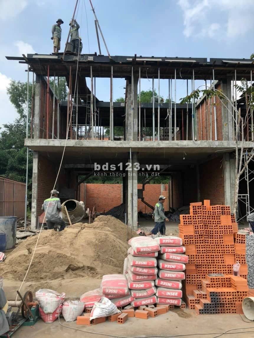 Cần bán nhà 5.5x20 nằm trên đường tỉnh lộ DT 826