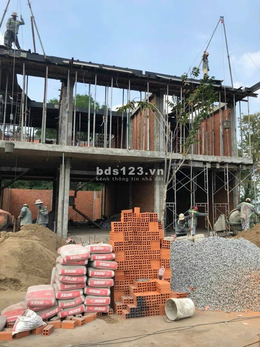 Cần bán nhà 5.5x20 nằm trên đường tỉnh lộ DT 826