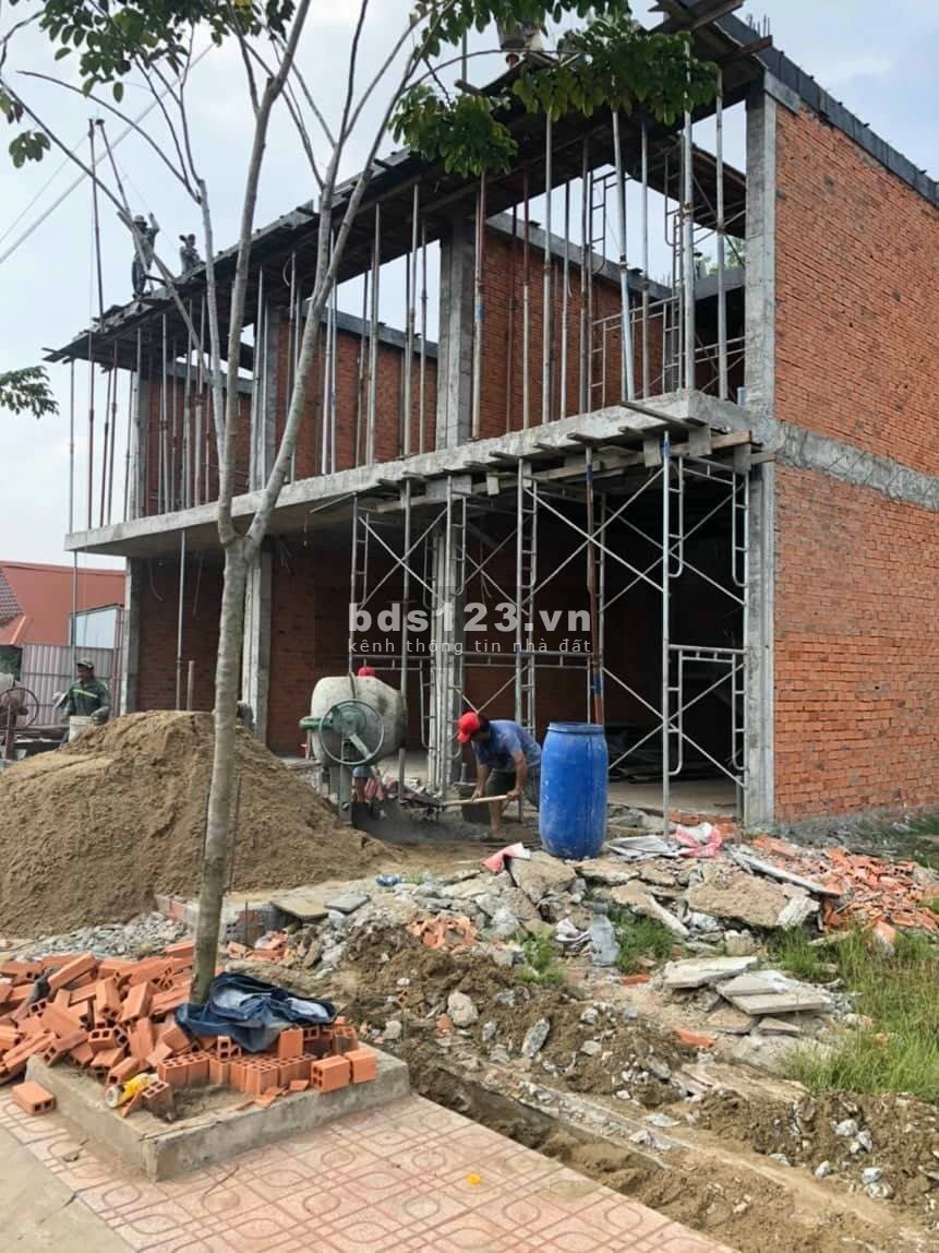 Cần bán nhà 5.5x20 nằm trên đường tỉnh lộ DT 826