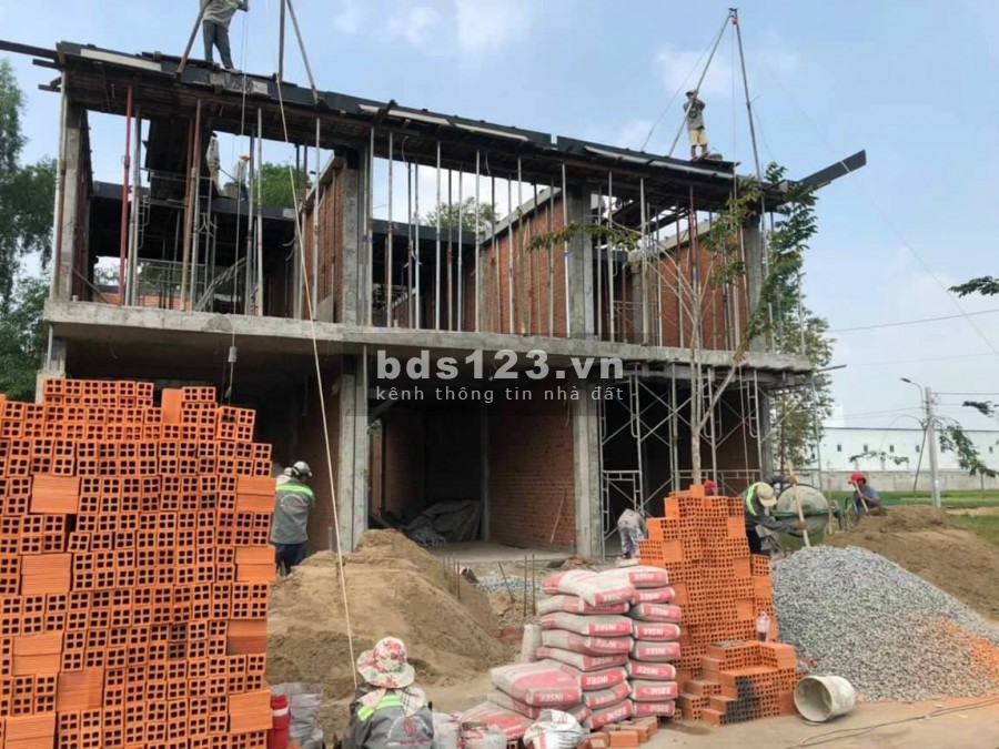 Cần bán nhà 5.5x20 nằm trên đường tỉnh lộ DT 826