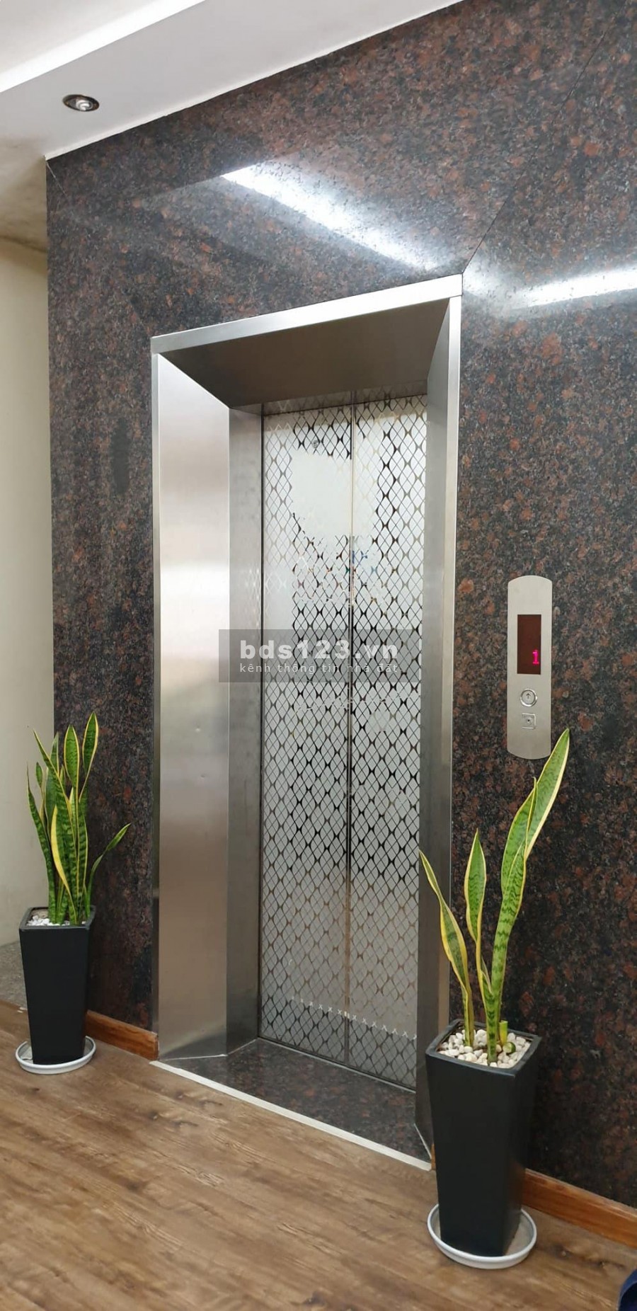 Bán nhà phố Hoàng Quốc Việt, 3 ô tô tránh, 86m2 x 8T, nhỉnh 22 tỷ.