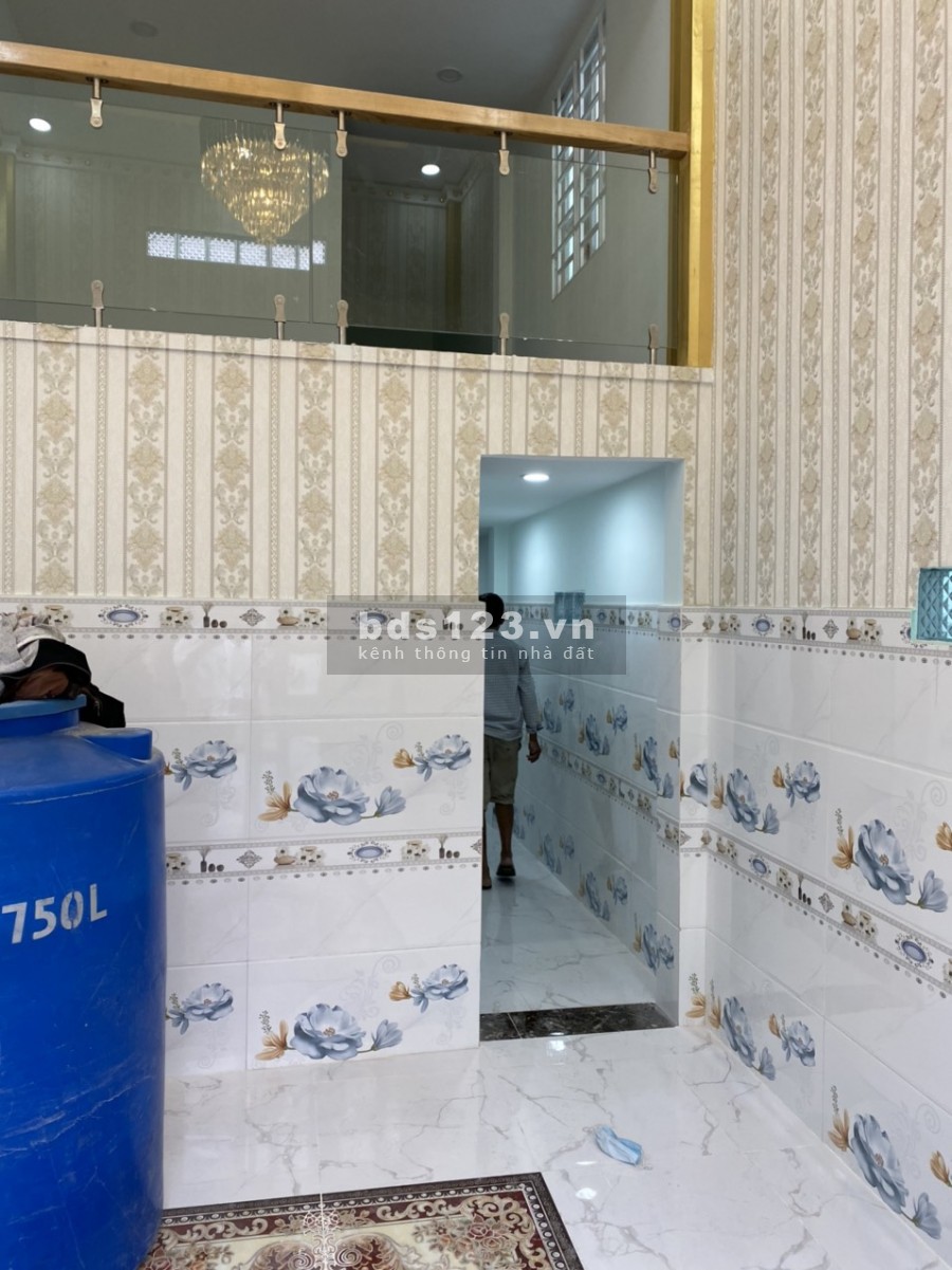 Nhà mới xây trệt + lầu xã Tân Kiên, Bình Chánh. DT 84m2, hẻm xe hơi, sổ hồng riêng.