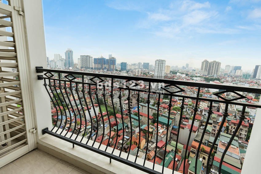 Bán gấp căn hộ 136m2 tòa R1 tầng trung,chung cư Royal City,giá 5 tỷ