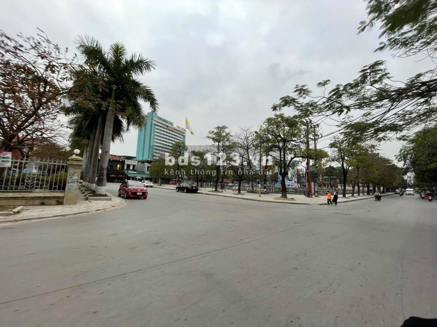 Bán đất sổ đỏ xây dựng tự do, trung tâm thành phố, mặt tiền đường ô tô. Giá chỉ 1,3 tỷ