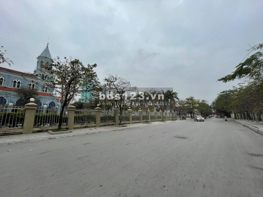Bán đất sổ đỏ xây dựng tự do, trung tâm thành phố, mặt tiền đường ô tô. Giá chỉ 1,3 tỷ