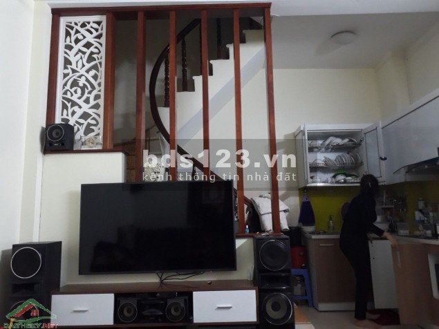 Bán nhà Lạc Long Quân, 5 tầng, mặt tiền 4.4m, giá chỉ 3.2 tỷ, về ở luôn.