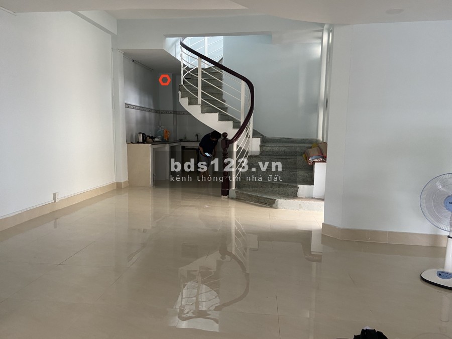 Nhà lô góc HXH Bùi Đình Tuý 5x20m, trệt, 2lầu, 4phòng 5wc.