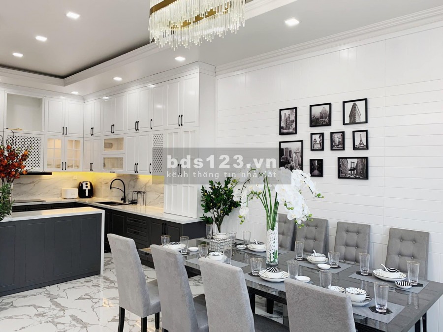 Bán gấp nhà Mặt phố lớn Hoàng Cầu giá 16 tỷ, 55mx5T, view hồ, KD tốt