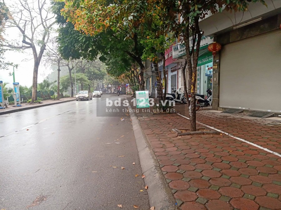 Bán nhà mặt Phố Nguyễn Đình Hoàn, 3 ô tô tránh, 2 vỉa hè, 142m2, 24.5 tỷ