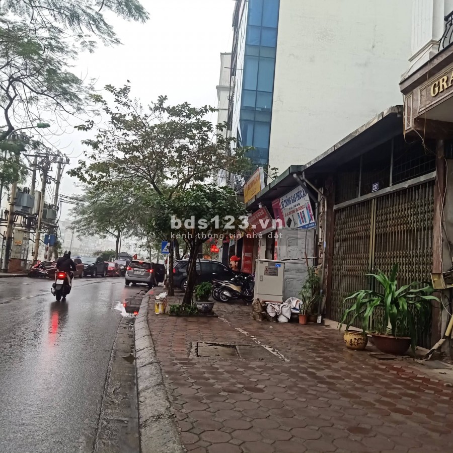 Bán nhà mặt Phố Nguyễn Đình Hoàn, 3 ô tô tránh, 2 vỉa hè, 142m2, 24.5 tỷ