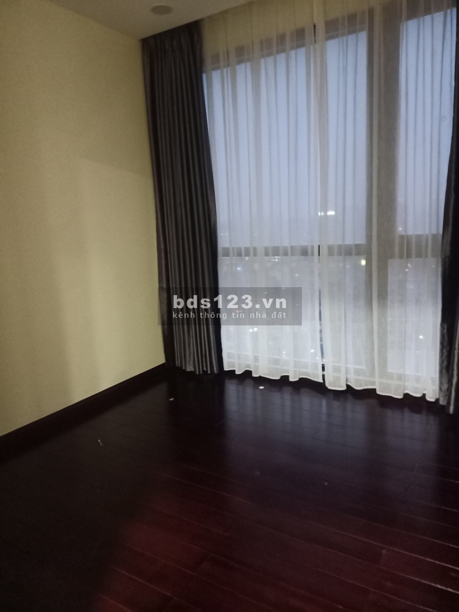Bán gấp căn hộ 136m2 tòa R1 tầng trung,chung cư Royal City,giá 5 tỷ